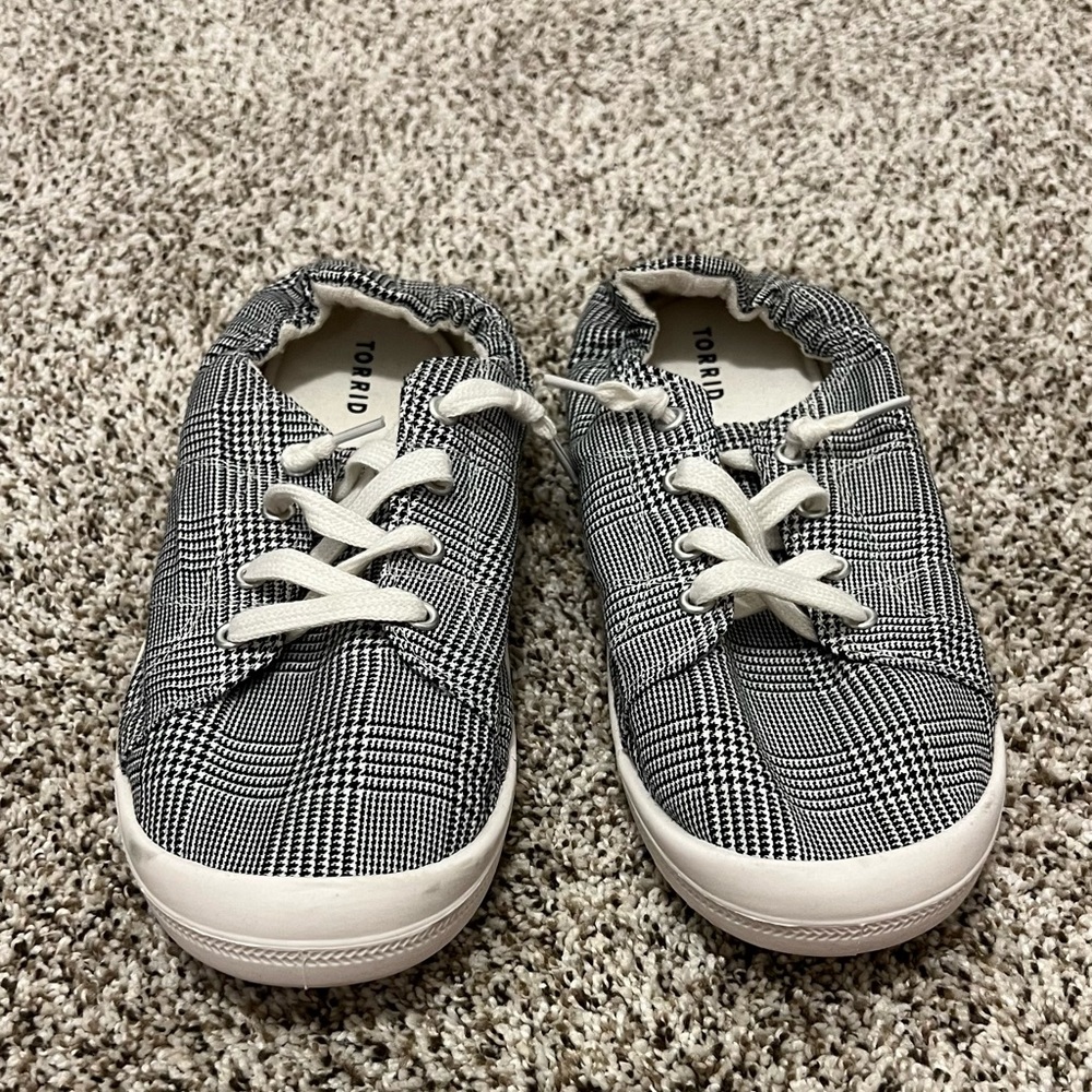Torrid scrunched back sneakers - new without tags